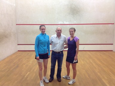 Ciara Moloney (l) and Eleanor Lapthorne (r) with Tournament Director Eddie Murphy 